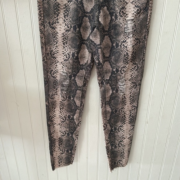 New! L&B Lucky & Blessed Snakeskin Distressed Straight Leg Jeans sz 2 - Picture 5 of 16